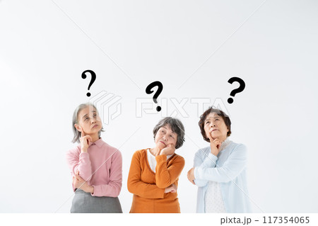 悩むシニア女性 悩むシニア女性 117354065