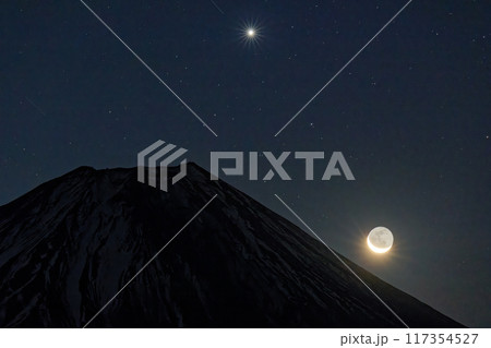 毛無山から見る富士山に昇る月と金星 毛無山から見る富士山に昇る月と金星 117354527
