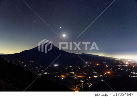 毛無山から見る富士山の夜景と星空・月・金星 毛無山から見る富士山の夜景と星空・月・金星 117354647