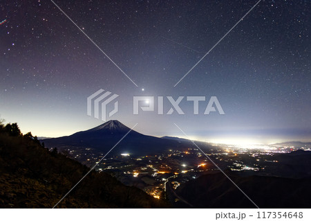 毛無山から見る富士山の夜景と星空・月・金星 117354648