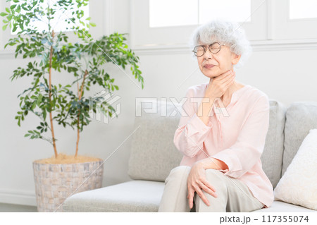 咳が止まらないシニア女性 咳が止まらないシニア女性 117355074