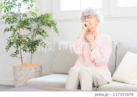 咳が止まらないシニア女性	 117355076