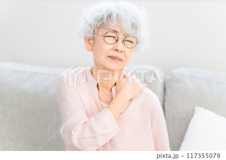 肩こりで苦しむシニア女性 117355079