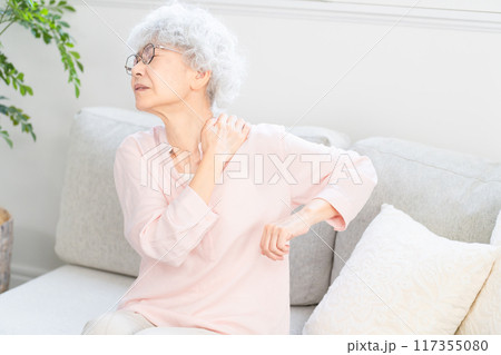 肩こりで苦しむシニア女性 117355080