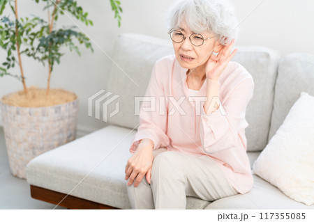 耳が遠いシニア女性 耳が遠いシニア女性 117355085