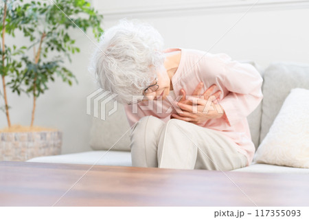 心臓に痛みが出ているシニア女性 117355093