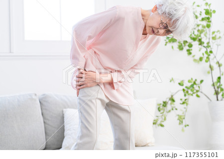 坐骨神経痛で苦しむシニア女性 坐骨神経痛で苦しむシニア女性 117355101