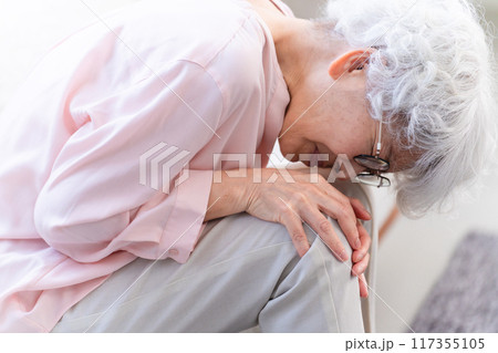 膝痛で苦しむシニア女性 膝痛で苦しむシニア女性 117355105