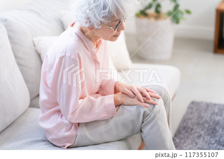膝痛で苦しむシニア女性 膝痛で苦しむシニア女性 117355107