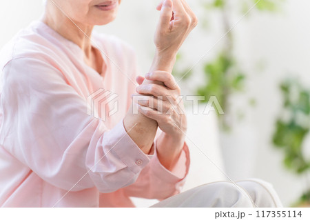 腱鞘炎に苦しむシニア女性	 117355114