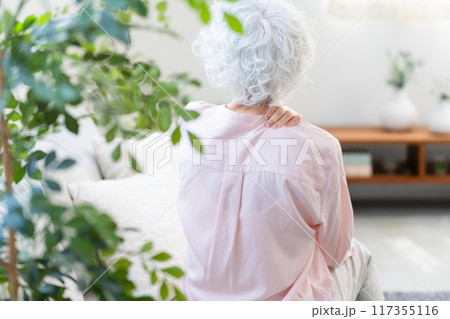 肩こりで苦しむシニア女性 肩こりで苦しむシニア女性 117355116