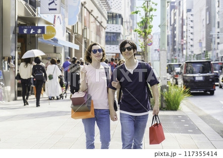 インバウンド　銀座でショッピングをする外国人旅行者カップル 117355414