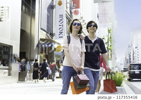 インバウンド　銀座でショッピングをする外国人旅行者カップル 117355416