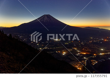 毛無山から見る夜明けの富士山と朝霧高原の夜景 毛無山から見る夜明けの富士山と朝霧高原の夜景 117355791