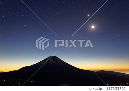 毛無山から見る夜明けの富士山と月・金星 毛無山から見る夜明けの富士山と月・金星 117355792