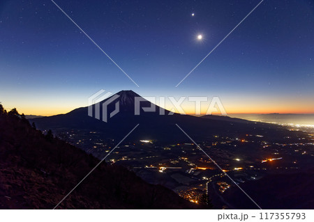 毛無山から見る夜明けの富士山と星空・月・金星 毛無山から見る夜明けの富士山と星空・月・金星 117355793