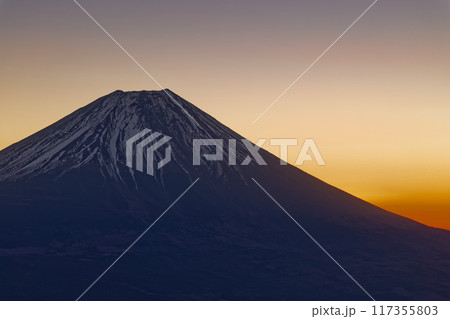 毛無山から見る夜明けの富士山 117355803