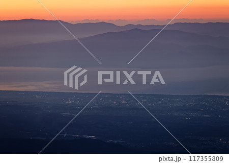毛無山から見る夜明けの富士市方面と駿河湾・伊豆の山並み 117355809