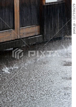 歴史あるまちでゲリラ豪雨に遭遇 歴史あるまちでゲリラ豪雨に遭遇 117356279