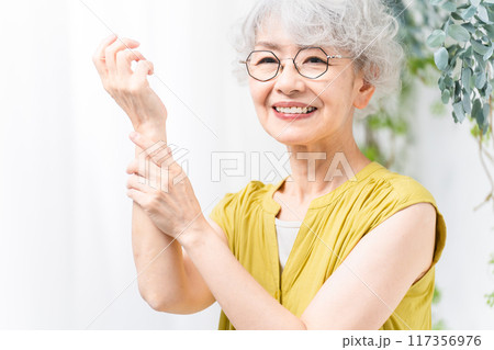 黄色いワンピースを着ているシニア女性 黄色いワンピースを着ているシニア女性 117356976