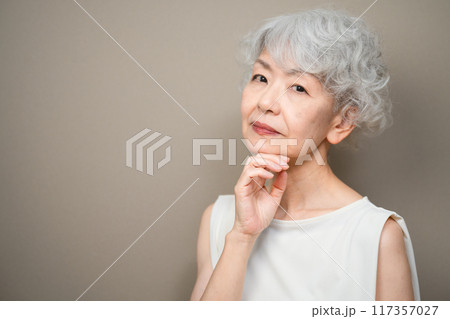 ノースリーブを着たシニア女性　ビューティーイメージ 117357027