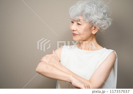 ノースリーブを着たシニア女性　ビューティーイメージ	 117357037