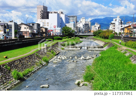 秦野市　水無川と秦野駅付近の町並み 117357061
