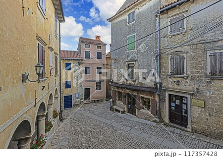 Picture from the town of Groznjan with idyllic cobbled streets and buildings made of natural stone 117357428