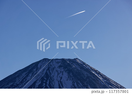 雨ヶ岳から見る朝の富士山と飛行機雲 117357801
