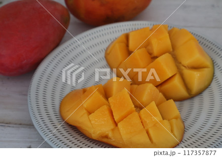 小石原焼の皿に盛った台湾マンゴー 117357877