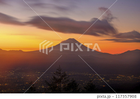甘利山から望む夜明けの富士山 117357908