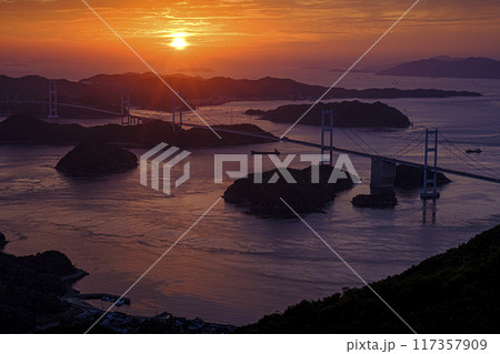 夕暮れのしまなみ海道 117357909