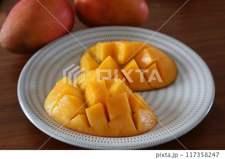 小石原焼の皿に盛ったマンゴー 117358247