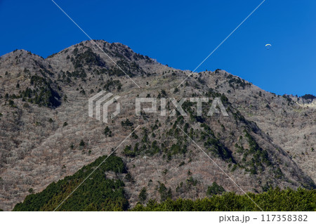 麓集落から見る冬の毛無山稜線とパラグライダー 麓集落から見る冬の毛無山稜線とパラグライダー 117358382