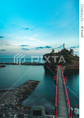 【夏】夜明けの弁天岩【糸魚川市】 117358511