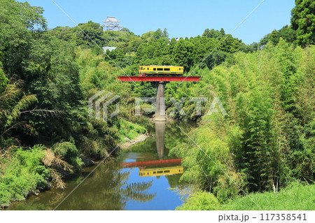 いすみ鉄道「夷隅川と鉄橋を渡る列車」大多喜城を背景に 117358541