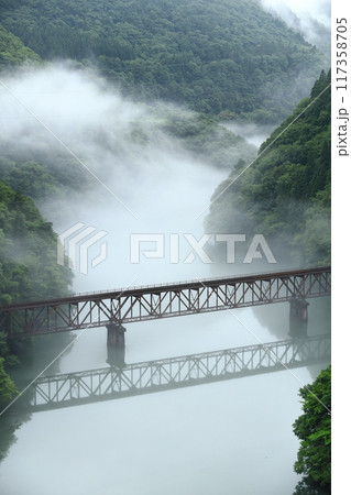 霧に包まれる第三只見川橋梁 117358705
