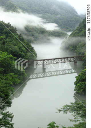 霧に包まれる第三只見川橋梁 117358706