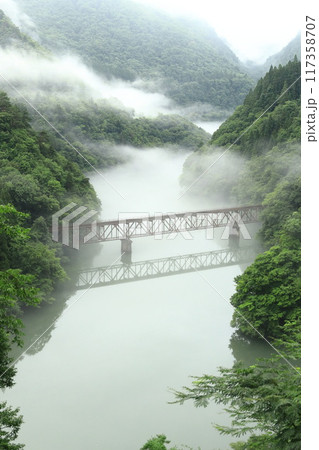 霧に包まれる第三只見川橋梁 117358707