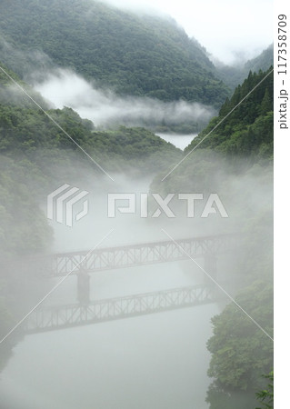 霧に包まれる第三只見川橋梁 117358709