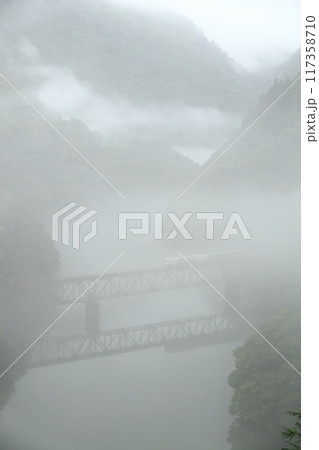 霧に包まれる第三只見川橋梁 117358710
