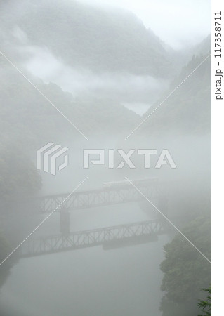 霧に包まれる第三只見川橋梁 霧に包まれる第三只見川橋梁 117358711