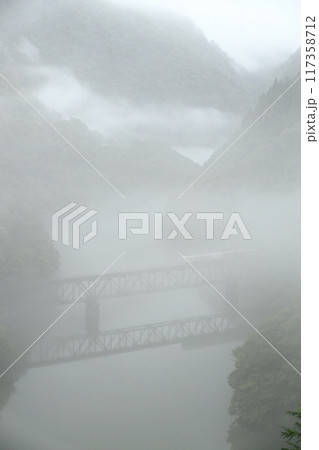 霧に包まれる第三只見川橋梁 霧に包まれる第三只見川橋梁 117358712
