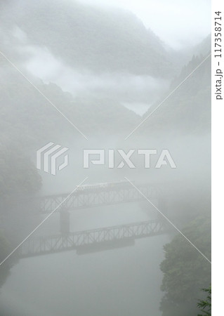 霧に包まれる第三只見川橋梁 霧に包まれる第三只見川橋梁 117358714