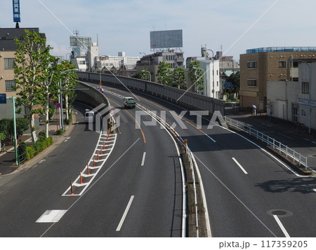 夏、8月、陸橋へ向かう環七と側道、東京都大田区 117359205