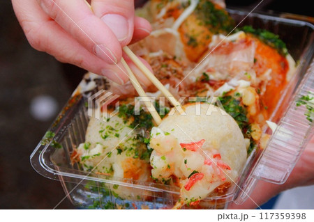 たこ焼きを食べる手元 たこ焼きを食べる手元 117359398