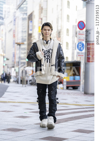街を歩く20代の男性  街を歩く20代の男性  117359513