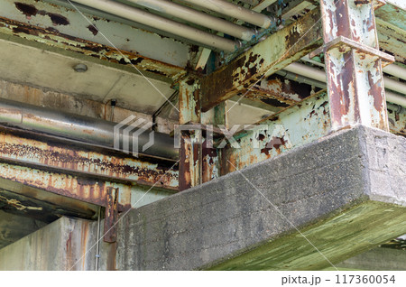 腐食した橋げたの鉄骨 腐食した橋げたの鉄骨 117360054