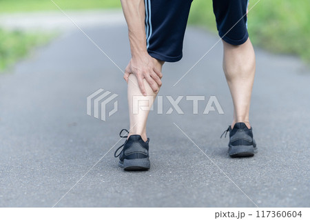 足が攣る 痙攣 こむら返り ボディパーツ パーツ 足が攣る 痙攣 こむら返り ボディパーツ パーツ 117360604