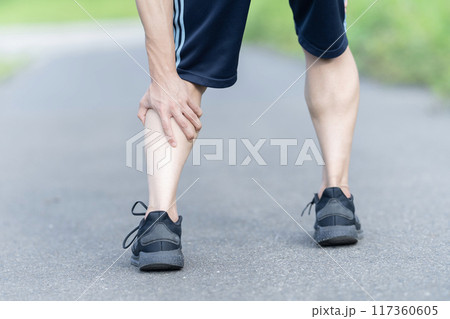 足が攣る 痙攣 こむら返り ボディパーツ パーツ 足が攣る 痙攣 こむら返り ボディパーツ パーツ 117360605